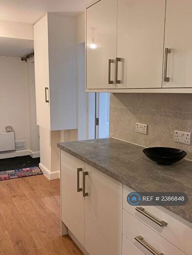 3 Bedroom Flat To Rent In Lidgett Lane, Leeds, LS17