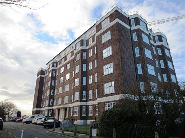 1 Bedroom Apartment For Sale In St Clements Court, Leigh On Sea, Leigh On Sea, SS9