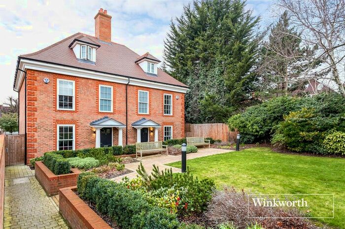 3 Bedroom Detached House To Rent In Ashridge Close, London, N3