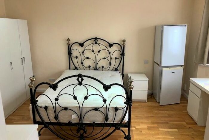 Studio To Rent In Hedge Lane, Palmers Green, N13