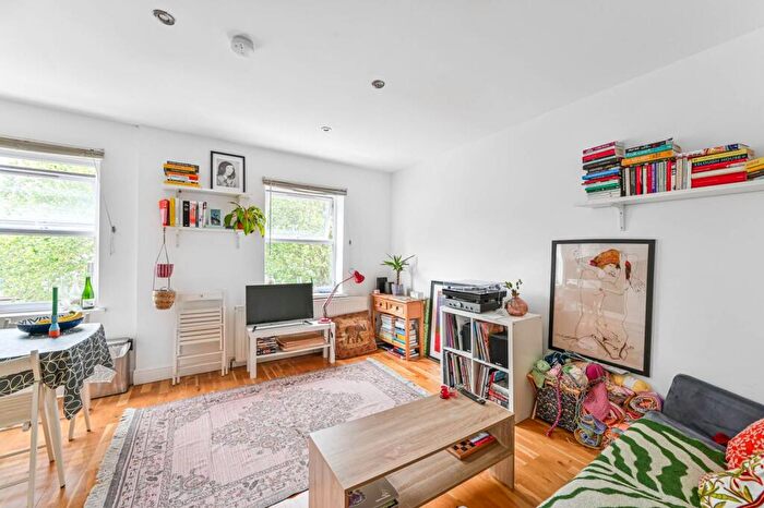 1 Bedroom Flat To Rent In Lordship Lane, East Dulwich, London, SE22