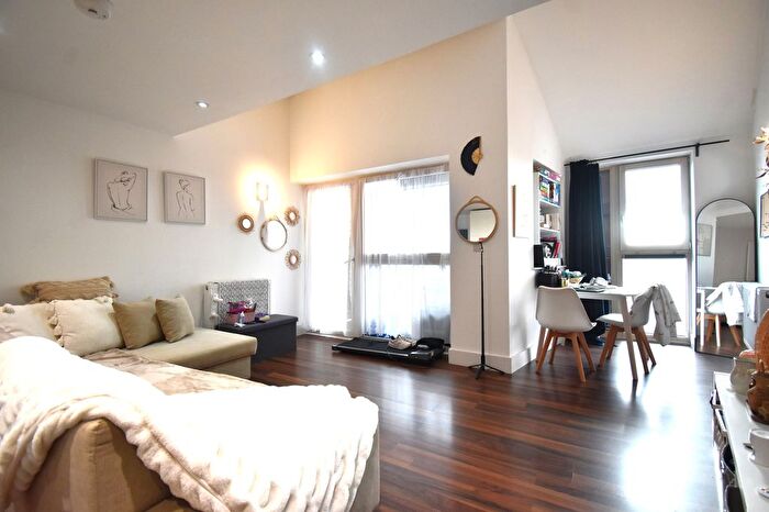 1 Bedroom Flat To Rent In Station Road, London, NW4