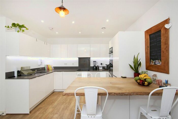 2 Bedroom Flat To Rent In Cable Walk, Greenwich, SE10