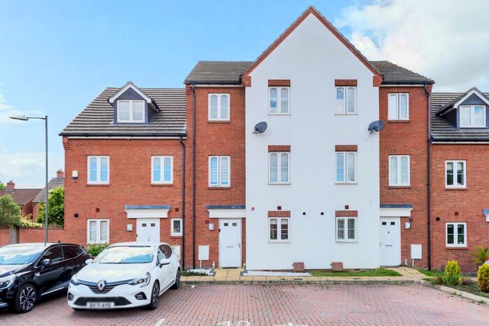 4 Bedroom Town House To Rent In Chappell Close, Aylesbury, HP19