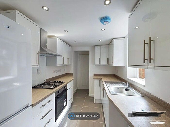 3 Bedroom Terraced House To Rent In Donnington Gardens, Reading, RG1