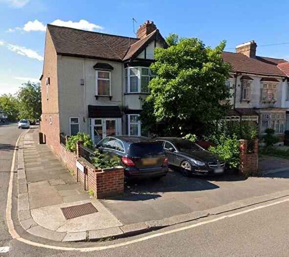 4 Bedroom End Of Terrace House To Rent In Clarence Ave, IG2