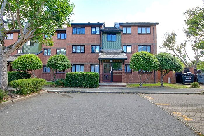 2 Bedroom Flat For Sale In Maltby Drive, Enfield, EN1