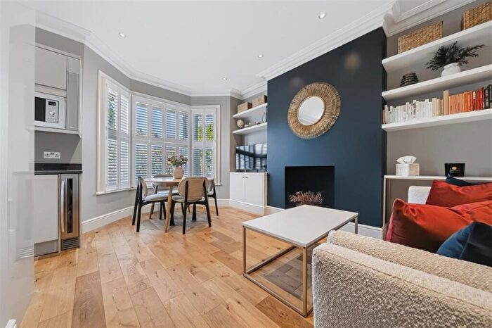 2 Bedroom Flat For Sale In Ravenslea Road, SW12