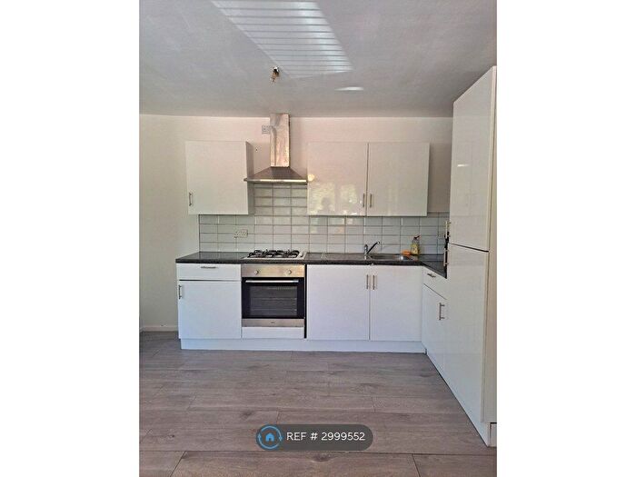 2 Bedroom Flat To Rent In West Parley, Ferndown, BH22