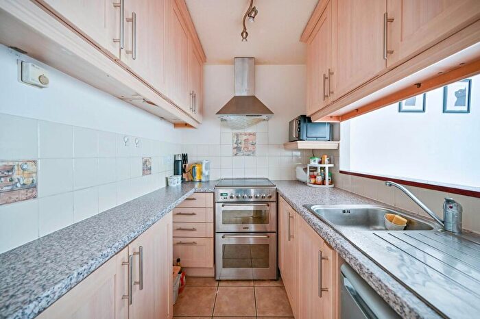2 Bedroom Maisonette To Rent In Shott Close, Sutton, SM1