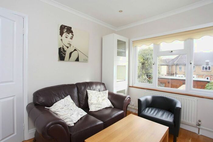 1 Bedroom Flat To Rent In Clitterhouse Crescent, Cricklewood, London, NW2