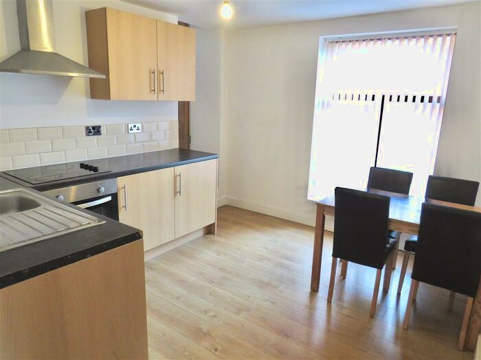 2 Bedroom Apartment To Rent In Common Road, Huddersfield, HD1