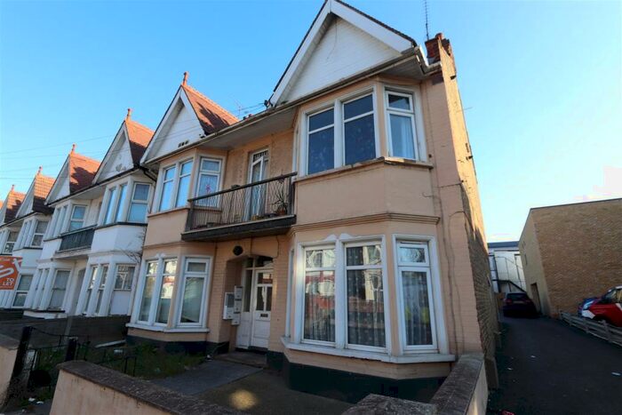 1 Bedroom Flat To Rent In Ramuz Drive, Westcliff On Sea, SS0
