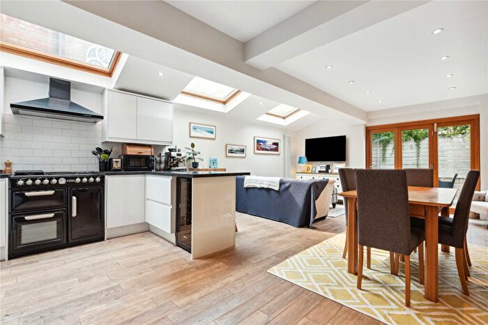 2 Bedroom Apartment To Rent In Beauchamp Road, SW11