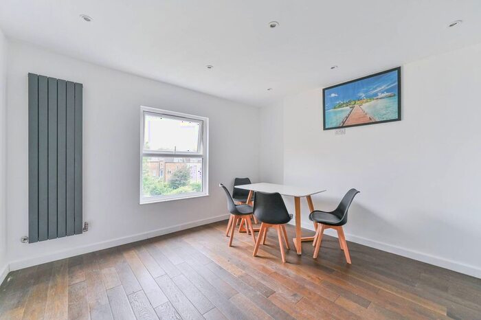 2 Bedroom Flat To Rent In Rosendale Road, West Dulwich, London, SE21