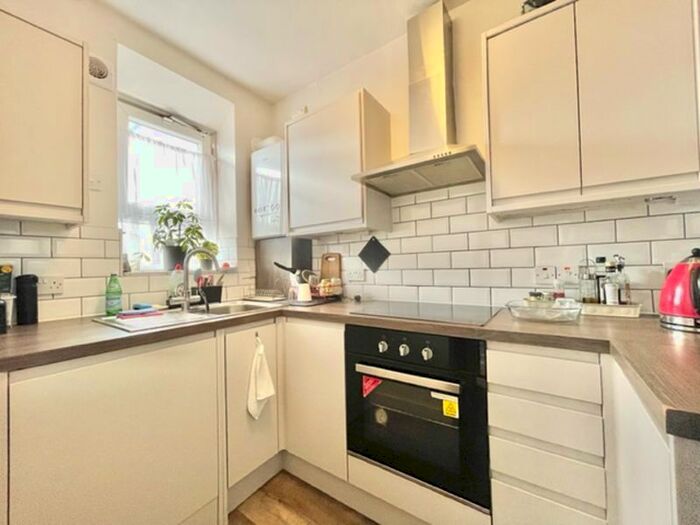 2 Bedroom Property To Rent In Dorset Road, London, SW8