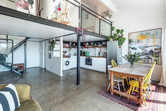 2 Bedroom Flat For Sale In Manhattan Building, Bow, E3