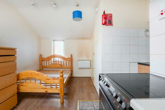 Flat To Rent In Lea Bridge Road, Walthamstow, E17