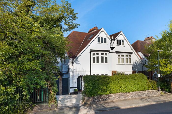4 Bedroom Property For Sale In Kingston Lane, Teddington, London, TW11