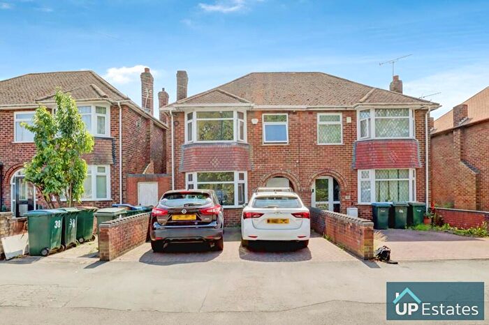 3 Bedroom Semi-Detached House For Sale In St James Lane, Coventry, CV3