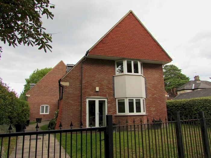 2 Bedroom Flat To Rent In High Street, Banstead, SM7