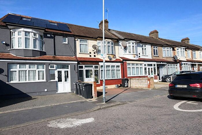 Studio To Rent In Eltisley Road, London, IG1