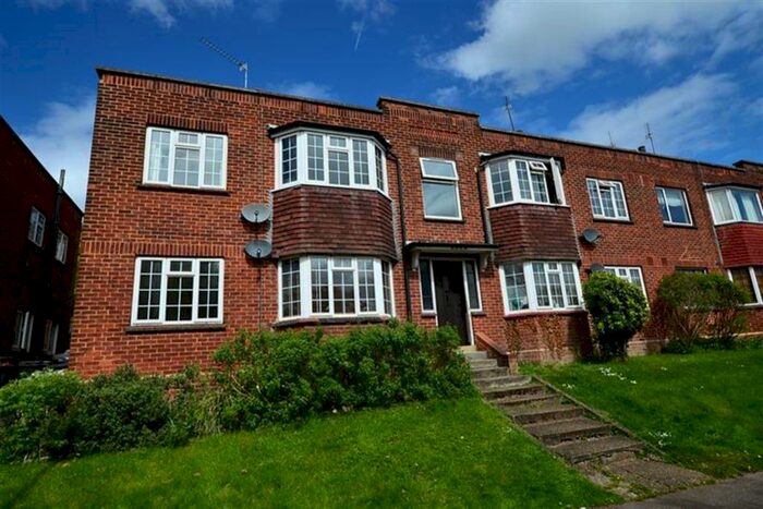2 Bedroom Apartment To Rent In Crescent View, Loughton, IG10