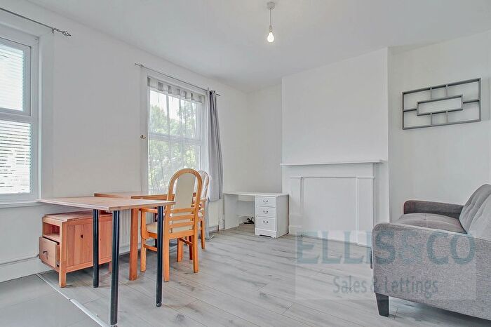2 Bedroom Flat For Sale In Rosebank Road, London, W7