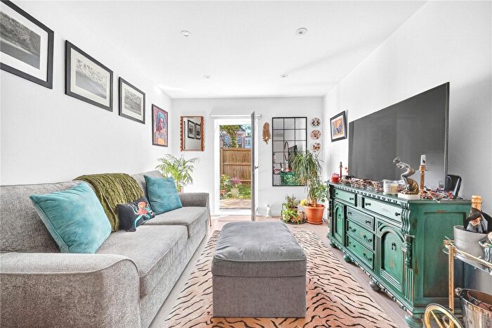 2 Bedroom Flat For Sale In Pennington Drive, Enfield, N21