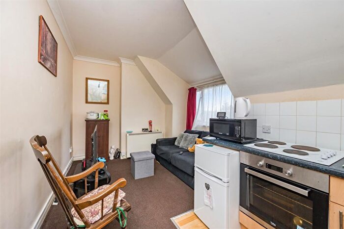 1 Bedroom Flat To Rent In Broadwater Road, Broadwater, Worthing, BN14