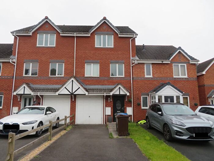 3 Bedroom Town House To Rent In Elterwater Close, Middleton, M24
