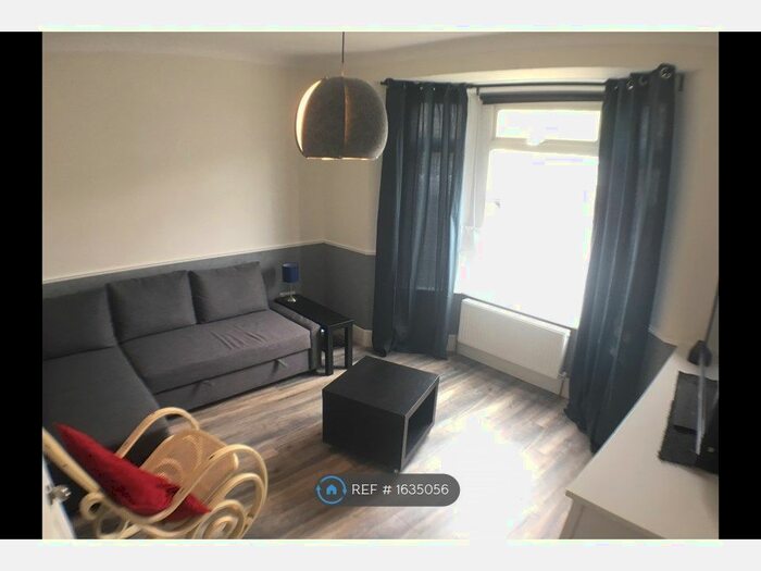 3 Bedroom Semi-Detached House To Rent In Cotleigh Road, Romford, RM7