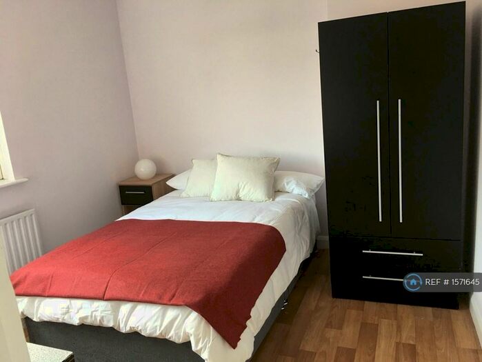 2 Bedroom Flat To Rent In Orchard Road, Onslow Village, Guildford, GU2