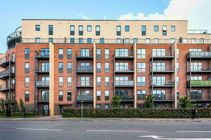 2 Bedroom Apartment To Rent In Slough, Berkshire, SL2