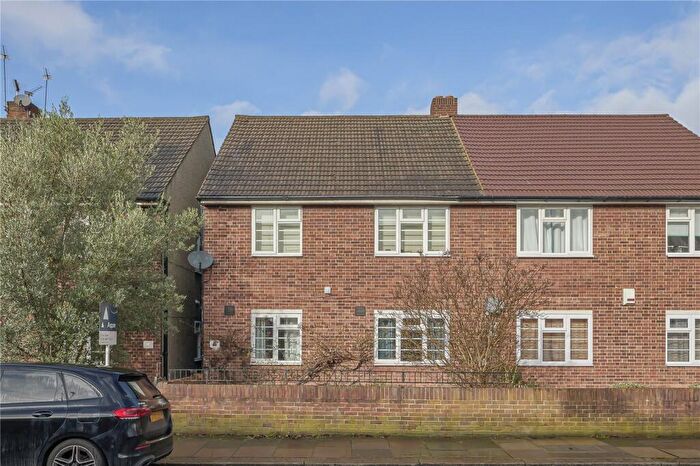 2 Bedroom Maisonette For Sale In Cambray Road, London, SW12