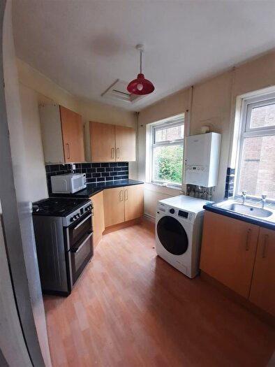 2 Bedroom Flat To Rent In Worsley Avenue, Manchester, M40