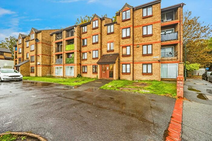 2 Bedroom Flat For Sale In Sandcliff Road, Erith, DA8