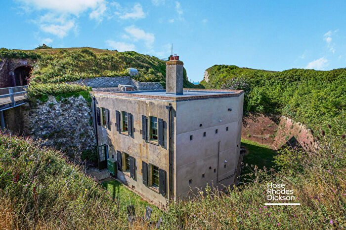 3 Bedroom Flat To Rent In Freshwater Bay, PO40