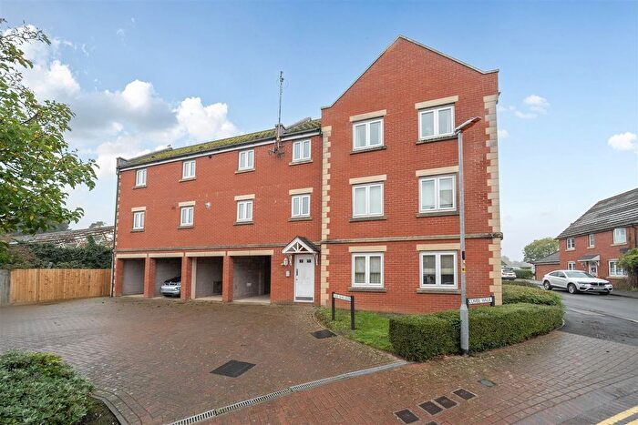 2 Bedroom Flat For Sale In Combe Walk, Devizes, SN10