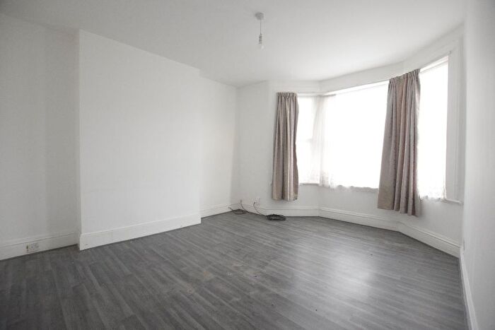 2 Bedroom Flat To Rent In Mortlake Road, Ilford, IG1