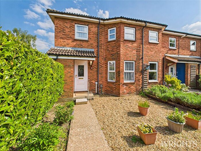 3 Bedroom Terraced House For Sale In Peartree Lane, Welwyn Garden City, AL7