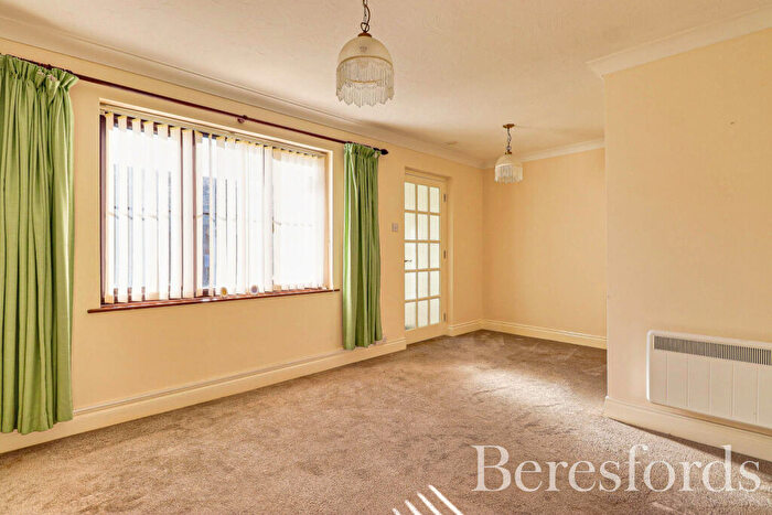 1 Bedroom Bungalow For Sale In Crescent Road, Heybridge, CM9