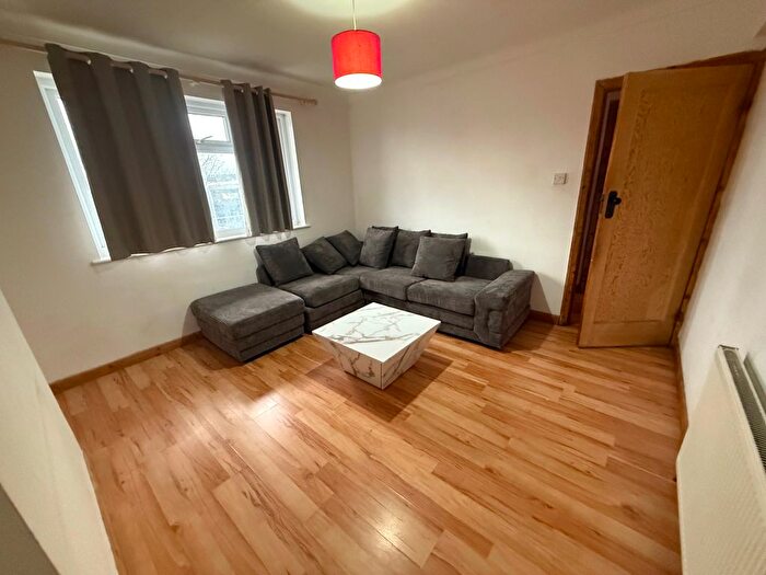 2 Bedroom Flat To Rent In Wendover Court, Western Avenue, London, W3