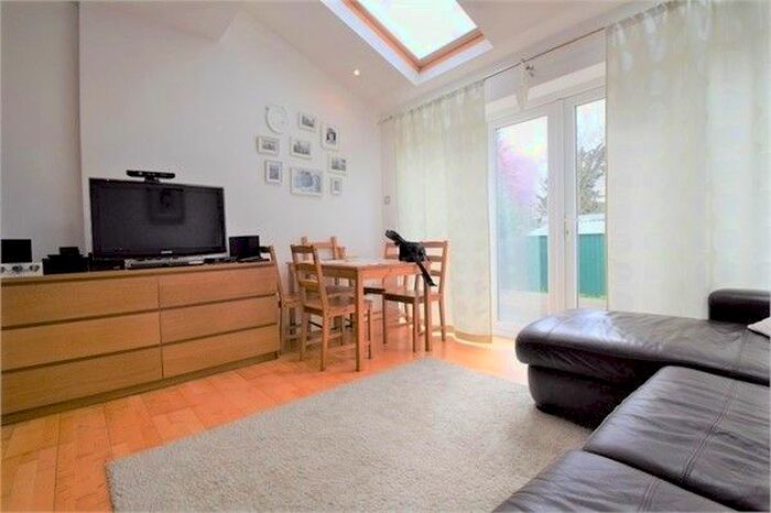 1 Bedroom Flat To Rent In Gleneldon Road, Streatham, SW16
