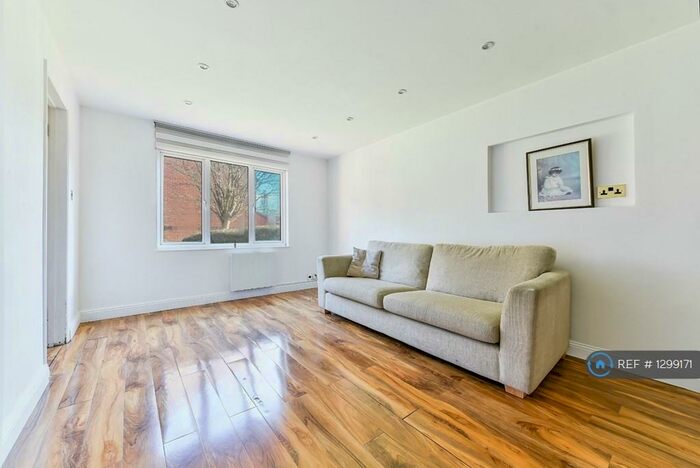 2 Bedroom Flat To Rent In Botham Close, Edgware, HA8