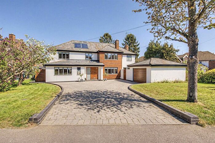 4 Bedroom Detached House For Sale In Townsend Lane, Harpenden, AL5