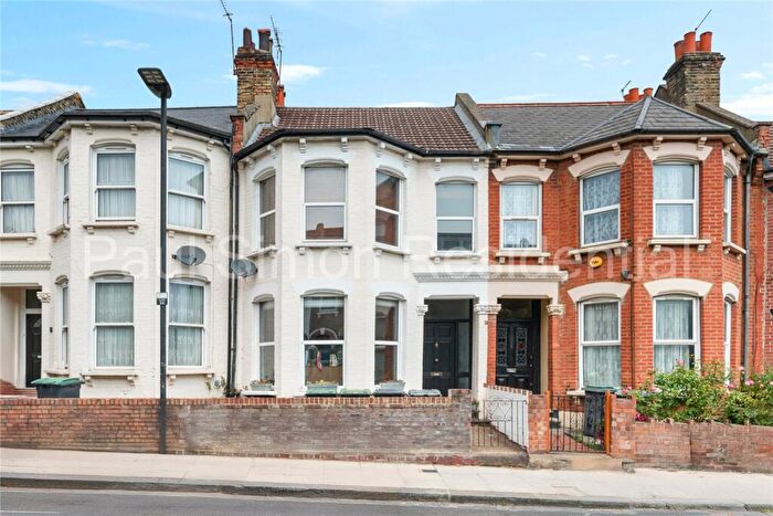 2 Bedroom Apartment For Sale In Umfreville Road, London, N4