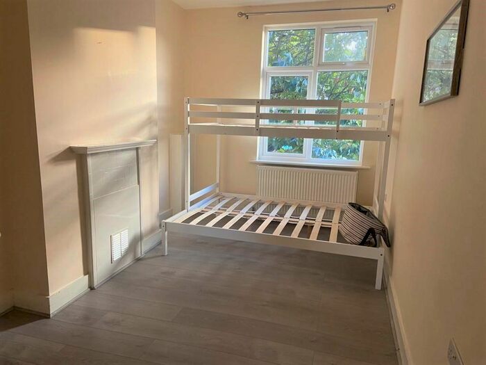 2 Bedroom Flat To Rent In Park Road, Kingston Upon Thames, KT2