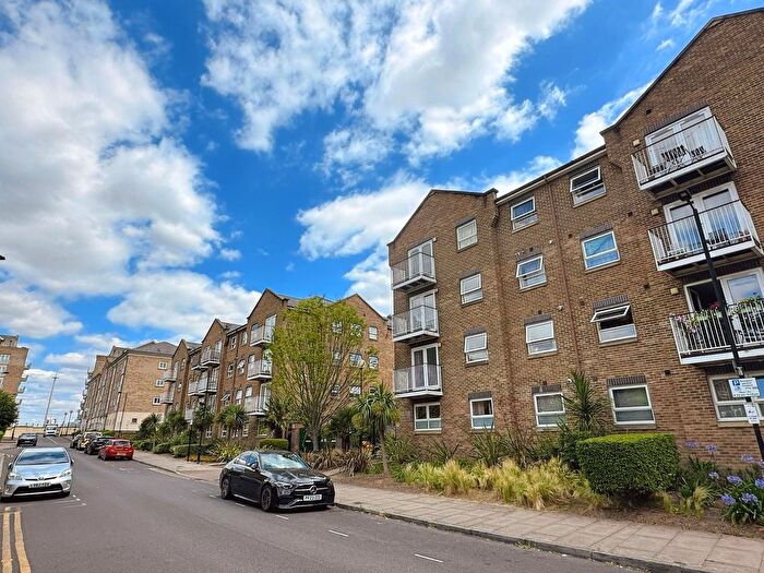 2 Bedroom Flat To Rent In Fawley Lodge, Millennium Drive, Isle Of Dogs, E14