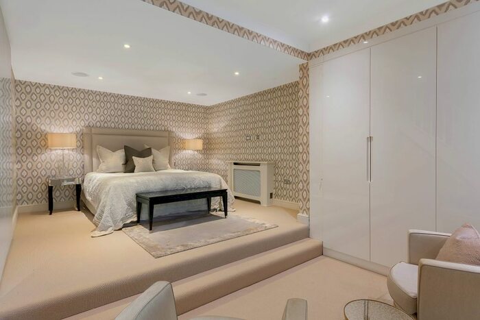 2 Bedroom Flat To Rent In Sloane Gardens, London, SW1W